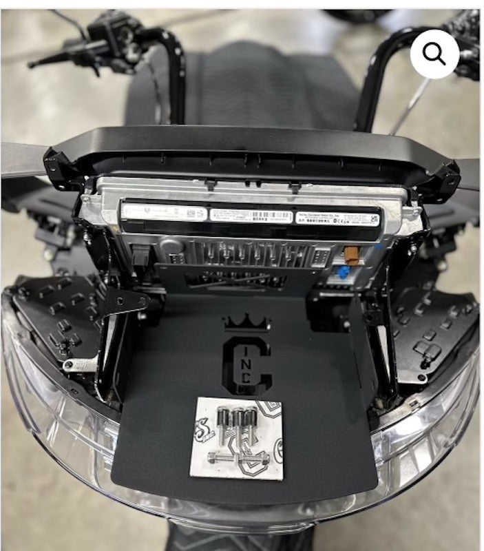 Curly's Amp Rack 24-up Road Glide